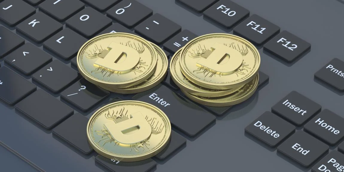  เหรียญ Crypto อยู่ด้านบนของแล็ปท็อป 