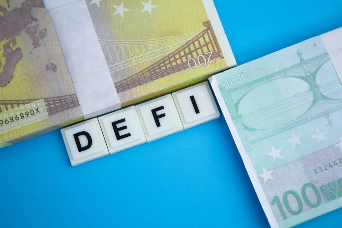  歐元和美元貨幣，帶有“DeFi”一詞。 去中心化金融的概念。 