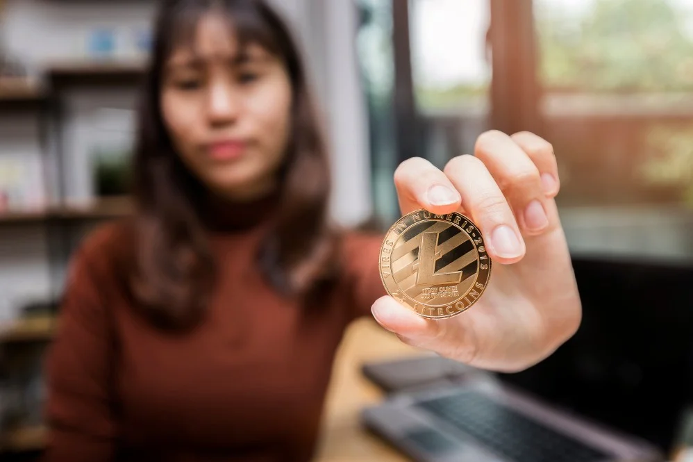  女商人手中的金莱特币 